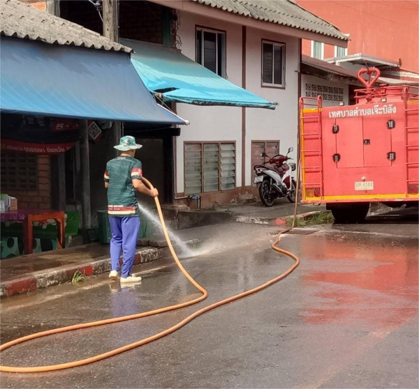 ลงพื้นที่ฉีดล้างทำความสะอาดถนน สายแยกทางเข้าโรงเรียนบ้านเจ๊ะบิลัง