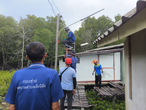 เจ้าหน้าที่และจ้างเหมาบริการ กองช่าง ทต.เจ๊ะบิลัง จังหวัดสตูล ลงพื้นที่ตรวจสอบ เพื่อซ่อมแซมไฟฟ้าสาธารณะ ชุมชนประมง