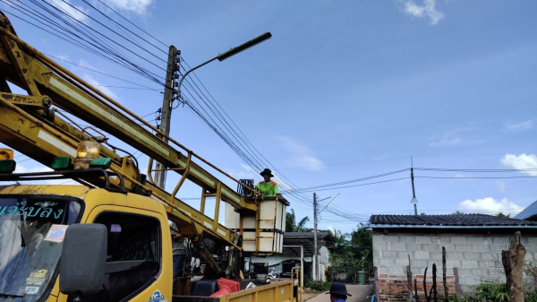 กองช่างลงพื้นที่ทำเสาธงชาติและซ่อมไฟฟ้าสาธารณะ ณ ชุมชนหลังโรงเรียน