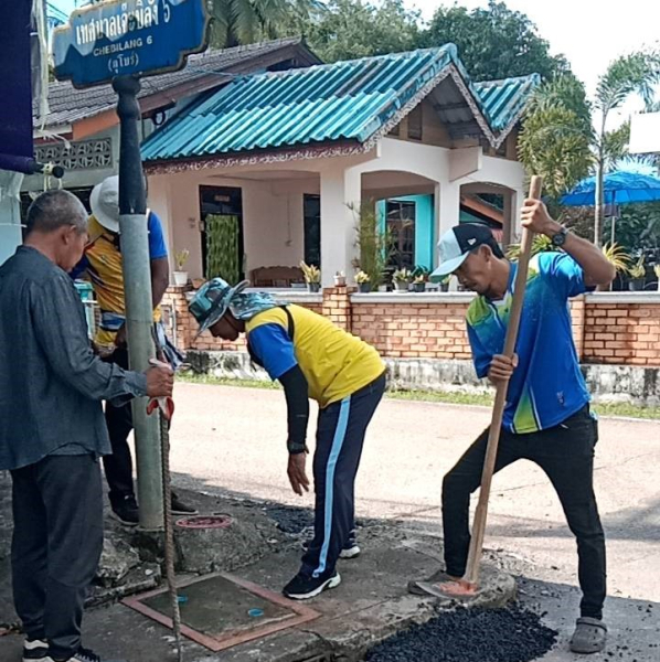 กองช่างลงพื้นที่สำรวจ ฝาคูระบายน้ำที่ชำรุดพร้อมแก้ปัญหาชั่วคราว