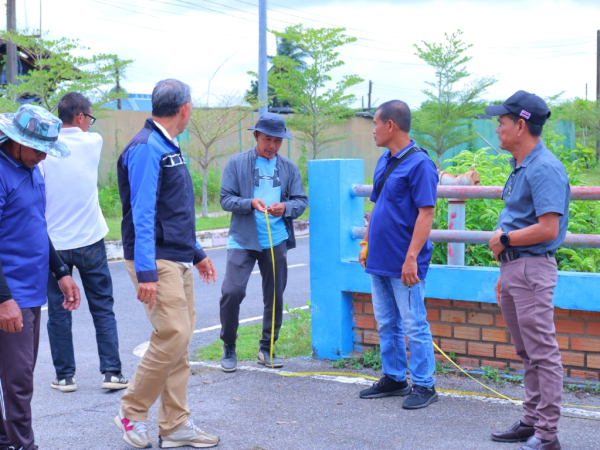 งานป้องกันฯ ลงพื้นที่สำรวจถนนร่วมกับกองช่าง เพื่อดำเนินการวางแผนตีเส้นการจราจรป้องกันการเกิดอุบัติเหตุทางท้องถนน