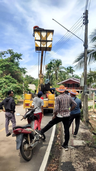 กองช่าง ได้เข้าดำเนิน​การซ่อม​ไฟส่องสว่าง​สาธารณะ