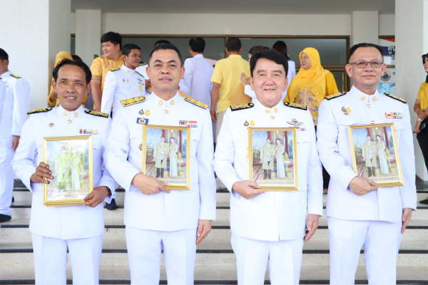 เทศบาลเจ๊ะบิลัง เข้าร่วมพิธีรับพระราชทานพระบรมฉายาลักษณ์ พระบาทสมเด็จพระเจ้าอยู่หัว และสมเด็จพระนางเจ้าฯ พระบรมราชินี ประจำปี 2567