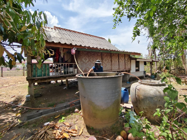 งานป้องกันฯ สำนักปลัดเทศบาลตำบลเจ๊ะบิลัง ลงพื้นที่ส่งน้ำอุปโภค บริโภค เพื่อบริการประชาชนในพื้นที่ตำบลเจ๊ะบิลัง