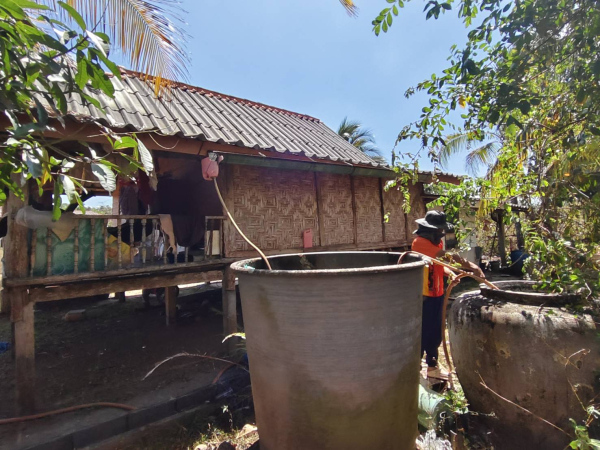 งานป้องกันฯ สำนักปลัดเทศบาลตำบลเจ๊ะบิลัง ลงพื้นที่ส่งน้ำอุปโภค บริโภค เพื่อบริการประชาชนในพื้นที่ตำบลเจ๊ะบิลัง