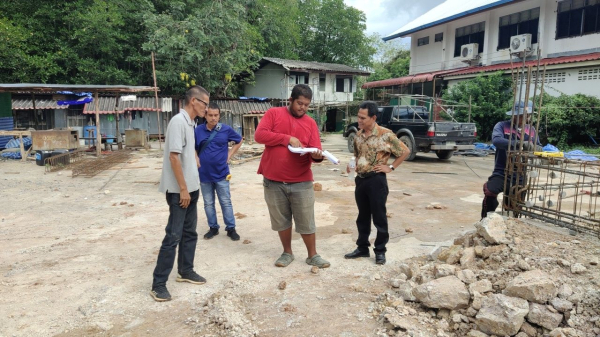 ปลัดเทศบาลฯ พร้อมนายช่างโยธาฯ ลงพื้นที่ตรวจติดตามความคืบโครงการก่อสร้างอาคารสำนักงานเทศบาลตำบลเจ๊ะบิลัง