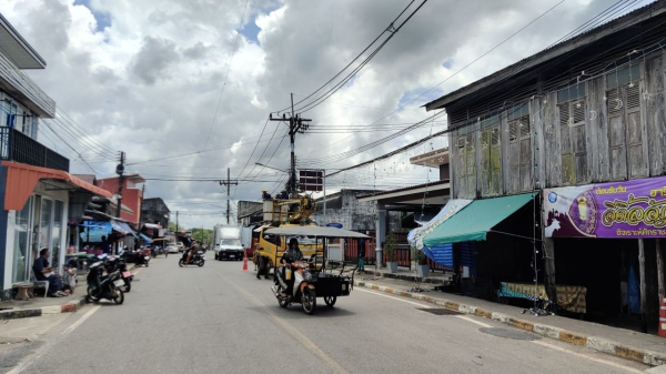 ลงพื้นที่รื้อไฟประดับ เพื่อดำเนินการแก้ไขไฟประดับบริเวณหน้ามัสยิดมะห์มูเดี๊ยะตามคำสั่งผู้บริหาร