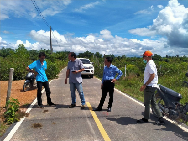 กองช่าง ทต.เจ๊ะบิลัง ลงพื้นที่ตรวจถนนชำรุด