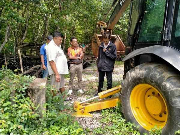 กองช่าง ทต.เจ๊ะบิลัง ลงพื้นที่ตรวจสภาพรถตักหน้าขุดหลัง พร้อมตรวจโครงการก่อสร้างคูระบายน้ำสายเลียบถนนซอยบ้านใหม่ ชุมชนบ้านใหม่