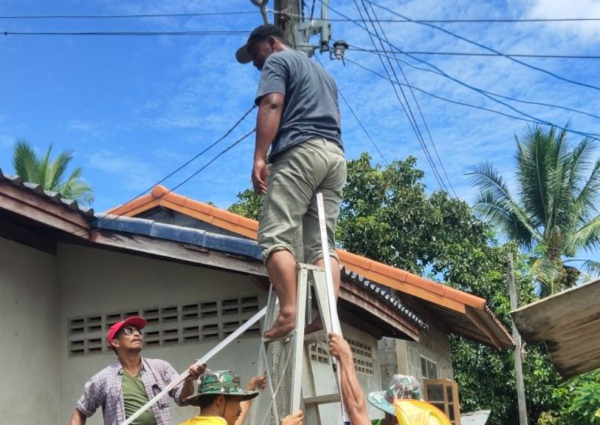 กองช่างเทศบาลตำบลเจ๊ะบิลังดำเนินการซ่อมแซมไฟสาธารณะ 1 จุด ชุมชนใต้ควน