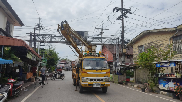 กองช่าง เทศบาลตำบลเจ๊ะบิลัง ติดตั้งประดับไฟวันฮารีรายอ ณ 4 แยก ท่าเทียบเรือ อบจ.