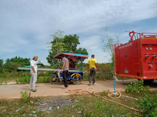 งานป้องกันฯ สำนักปลัด เทศบาลตำบลเจ๊ะบิลัง ลงพื้นที่บริการส่งน้ำใช้ เพื่อบรรเทาความเดือดร้อนให้กับประชาชนในพื้นที่