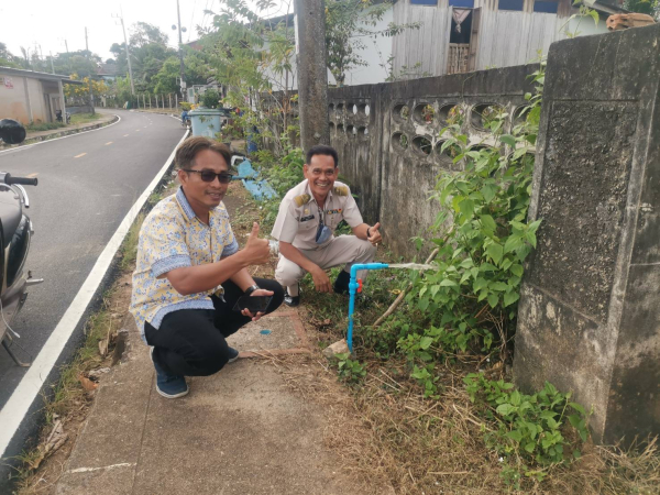 สมาชิกสภาเทศบาล และปลัดเทศบาลนำพนักงานสังกัดกองช่าง เทศบาลตำบลเจ๊ะบิลัง ลงพื้นที่ทดสอบการจ่ายน้ำประปาหมู่บ้าน