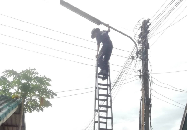 กองช่าง เทศบาลตำบลเจ๊ะบิลัง ลงพื้นที่สำรวจสายไฟชำรุด