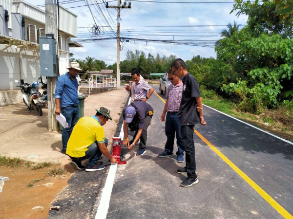 ปลัดเทศบาลฯ และคณะกรรมการ ลงพื้นที่ตรวจโครงการก่อสร้างถนนพร้อมคูระบายน้ำคสล.สายสมิต บัวศิริ และโครงการสายเทศบาลเจ๊ะบิลัง1 สายบ้านใหม่ไปสระน้ำ อบจ.