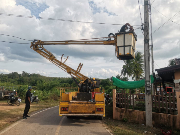 กองช่าง เทศบาลตำบลเจ๊ะบิลัง ลงพื้นที่สำรวจสายไฟชำรุด บริเวณซอย 11 ชุมชนบ้านนา