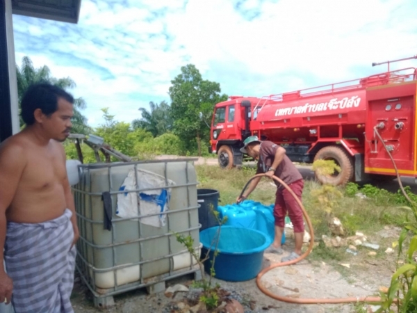 งานป้องกันบรรเทาสาธารณภัย เทศบาลตำบลเจ๊ะบิลัง ลงพื้นที่บริการส่งน้ำอุปโภค-บริโภค ชุมชนบ้านใหม่และชุมชนบ้านนา เพื่อช่วยเหลือและบรรเทาความเดือดร้อนให้กับประชาชนในพื้นที่