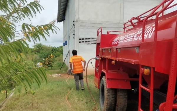 งานป้องกันบรรเทาสาธารณภัย เทศบาลตำบลเจ๊ะบิลัง ลงพื้นที่บริการส่งน้ำใช้ เพื่อช่วยเหลือและบรรเทาความเดือดร้อนให้กับประชาชนในพื้นที่