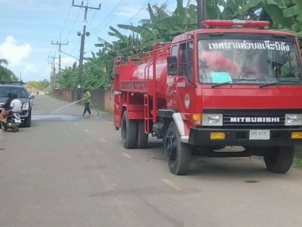 งานป้องกันบรรเทาสาธารณภัย เทศบาลตำบลเจ๊ะบิลัง ลงพื้นที่ขับเคลื่อนนโยบายตำบลสะอาด ดำเนินการฉีดล้างทำความสะอาดถนนสายชุมชนบ้านนา