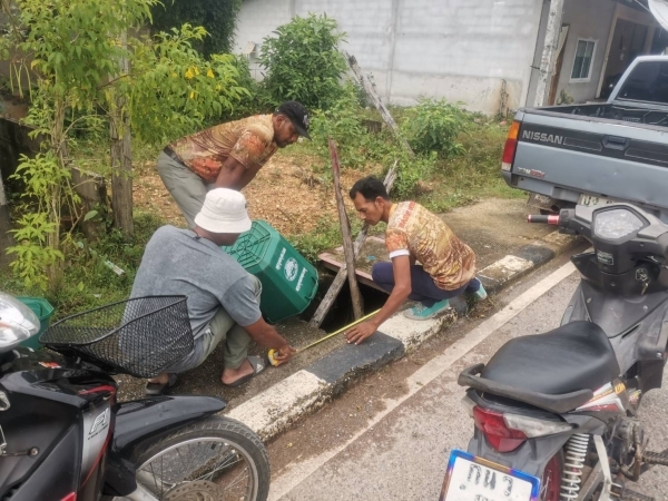 กองช่าง ทต.เจ๊ะบิลัง ลงพื้นที่สำรวจฝาคูระบายน้ำชำรุดถนนสายสมานพัฒนา ชุมชนบ้านนา