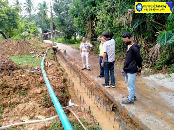 เทศบาลตำบลเจ๊ะบิลังลงพื้นที่ตรวจโครงการก่อสร้างถนน คสล.พร้อมคูระบายน้ำ สายบ้านนายสมิท บัวศิริ และโครงการก่อสร้างคูระบายน้ำ คสล. สายบ้านครูมูสา มุกสิกพันธ์