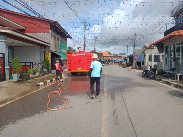 งานป้องกันบรรเทาสาธารณภัย เทศบาลตำบลเจ๊ะบิลัง ลงพื้นที่ขับเคลื่อนนโยบายตำบลสะอาด ดำเนินการฉีดล้างทำความสะอาดถนน สายหน้ามัสยิด-ชุมชนประมง เทศบาลตำบลเจ๊ะบิลัง