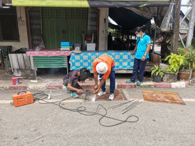 ลงพื้นที่แก้ปัญหาฝาคูระบายน้ำบริเวณสี่แยกป้ายไฟประชาสัมพันธ์