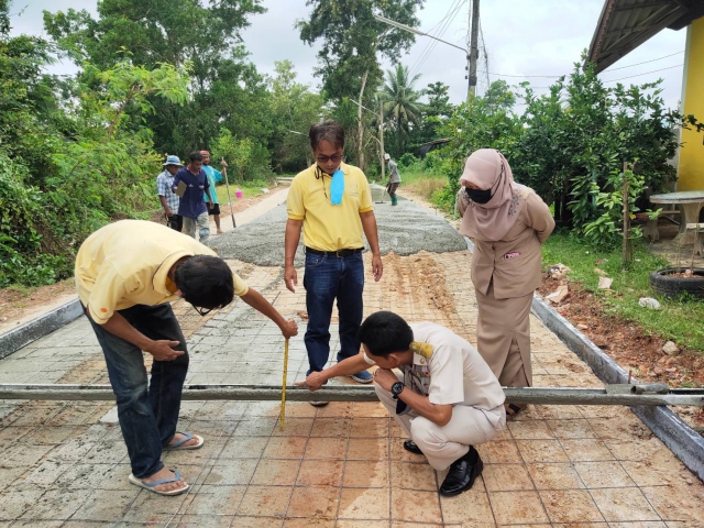 คณะกรรมการตรวจรับพัสดุ เข้าตรวจโครงการก่อสร้างถนนคสล.