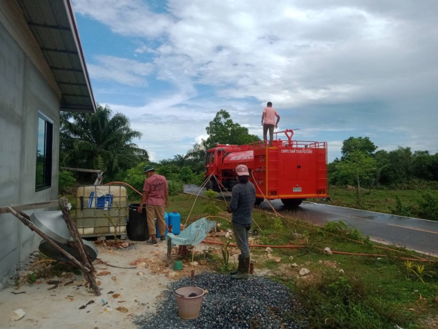 งานป้องกันบรรเทาสาธารณภัย เทศบาลตำบลเจ๊ะบิลัง ลงพื้นที่บริการส่งน้ำอุปโภค-บริโภค ช่วยเหลือบรรเทาความเดือดร้อนให้กับประชาชนในพื้นที่ชุมชนบ้านนา