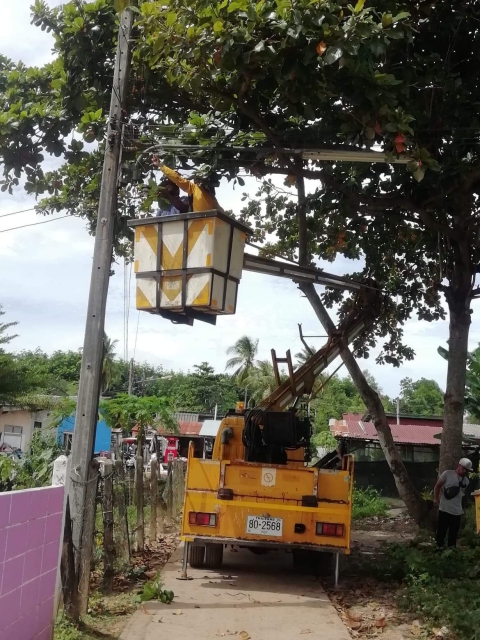 กองข่างลงพื้นที่ตัดต้นไม้ "ชุมชนหลังโรงเรียน" และช่วยแก้ไขเสาไม้ทึ่พาดสายไฟหักซ่อมไฟ"ชุมชนบนควน"