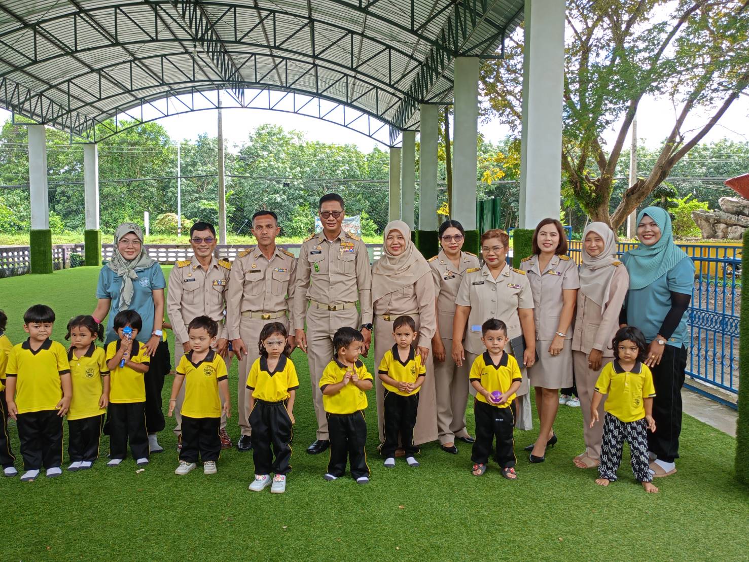 ศูนย์พัฒนาเด็กเล็กเทศบาลตำบลเจ๊ะบิลัง ร่วมต้อนรับท้องถิ่นจังหวัดสตูล และคณะ ลงพื้นที่ติดตาม ตรวจสอบ และประเมินผลการดำเนินโครงการอาหารกลางวัน
     วันที่ 6 พฤศจิกายน 2567 ว่าที่ร้อยตรี สมพงศ์ นิติพิทักษ์ชน ท้องถิ่นจังหวัดสตูล พร้อมด้วยนางนิโลบล กองทอง ผู้อำนวยการกลุ่มงานส่งเสริมและพัฒนาท้องถิ่น และเจ้าหน้าที่ผู้รับผิดชอบ ลงพื้นที่ติดตาม ตรวจสอบ และประเมินผลการดำเนินโครงการอาหารกลางวันขององค์กรปกครองส่วนท้องถิ่นและสถานศึกษาสังกัดองค์กรปกครองส่วนท้องถิ่น ประจำปีงบประมาณ พ.ศ. 2568 จำนวน 3 แห่ง ได้แก่ ศูนย์พัฒนาเด็กเล็ก อบต.ควนขัน, ศูนย์พัฒนาเด็กเล็กบ้านฉลุง อบต.เจ๊ะบิลัง และศูนย์พัฒนาเด็กเล็กเทศบาลตำบลเจ๊ะบิลัง เพื่อให้การปฏิบัติงานโครงการอาหารกลางวันเป็นไปด้วยความถูกต้องตามระเบียบ กฎหมายที่เกี่ยวข้อง และเด็กนักเรียนได้รับประทานอาหารกลางวันที่มีสารอาหารครบ 5 หมู่ตามหลักโภชนาการ : ผลการตรวจติดตาม_ศูนย์พัฒนาเด็กเล็กทั้ง 3 แห่ง มีการจัดอาหารกลางวันให้เด็กนักเรียนได้รับประทานในปริมาณที่เพียงพอ มีคุณภาพ และถูกต้องตามหลักโภชนาการ
.