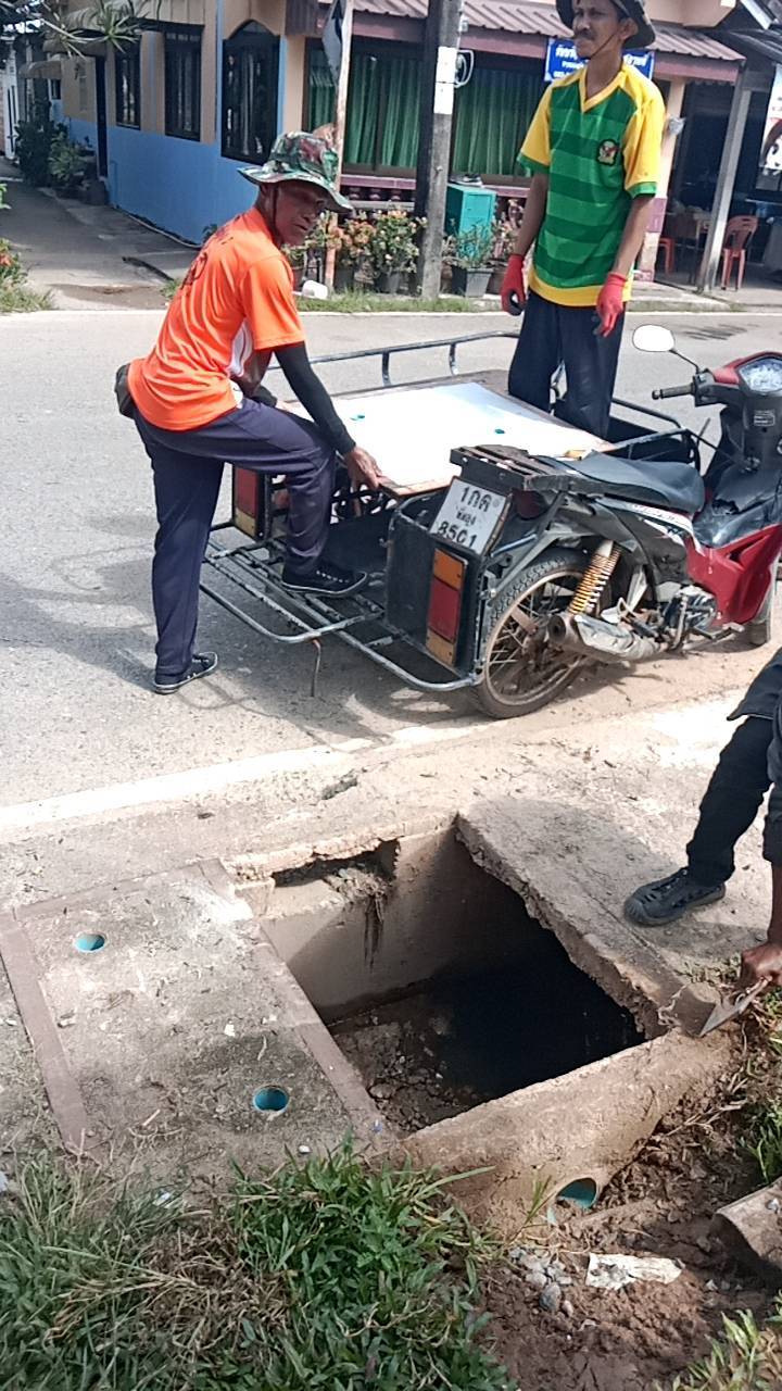 กองช่าง ทต.เจ๊ะบิลัง ลงพื้นที่ซ่อมแซม แก้ไข ปรับปรุงระบบสาธารณูปโภค
.
       วันที่ 11 พฤศจิกายน 2567  นายอับดุลวาริส บิลังโหลด นายกเทศมนตรีตำบลเจ๊ะบิลัง มอบหมายให้ กองช่าง ลงพื้นที่ดำเนินการลงพื้นที่ 1.ซ่อมถนนชุมชนบ้านใหม 2.ใส่เหล็กตะแคงกั้นขยะลงคูระบายน้ำเขตพื้นที่ชุมชนบ้านกลาง 3.ติดตั้งฝาครูระบายน้ำเขตพื้นที่ชุมชนใต้ควน
รายละเอียดดังกล่าวดำเนินการแก้ไขแล้วเสร็จ
      สามารถแจ้งปัญหาเรื่องระบบไฟฟ้าส่องสว่างสาธารณะ หรือเรื่องราวอื่นๆได้ที่ สมาชิกสภาเทศบาล ผู้นำชุมชน หรือ แจ้งที่ กองช่าง ในวันและเวลาราชการ หรือโทร 074-772618