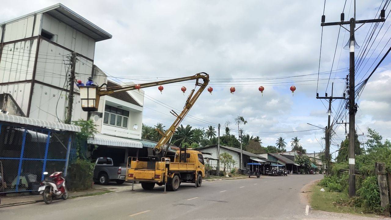ทต.เจ๊ะบิลัง ติดตั้งโคมตรุษจีนรอบเขตเทศบาลเพื่อต้อนรับในวันตรุษจีนของพี่น้องเชื้อสายจีนในเขตเทศบาลตำบลเจ๊ะบิลัง
วันนี้ที่ 24 มกราคม 68  เทศบาลตำบลเจ๊ะบิลัง ติดตั้งโคมตรุษจีนรอบเขตเทศบาลตามจุดสำคัญต่างๆ เพื่อต้อนรับในวันตรุษจีนของพี่น้องเชื้อสายจีนในเขตเทศบาลตำบลเจ๊ะบิลัง สีสันที่มีความหมายมงคลตามวัฒนธรรมจีน “สีแดง” ยืนหนึ่งทุกเทศกาลและเป็นสัญลักษณ์แห่งความโชคดีและความสุข กับชาวไทยเชื้อสายจีนอีกด้วย
.