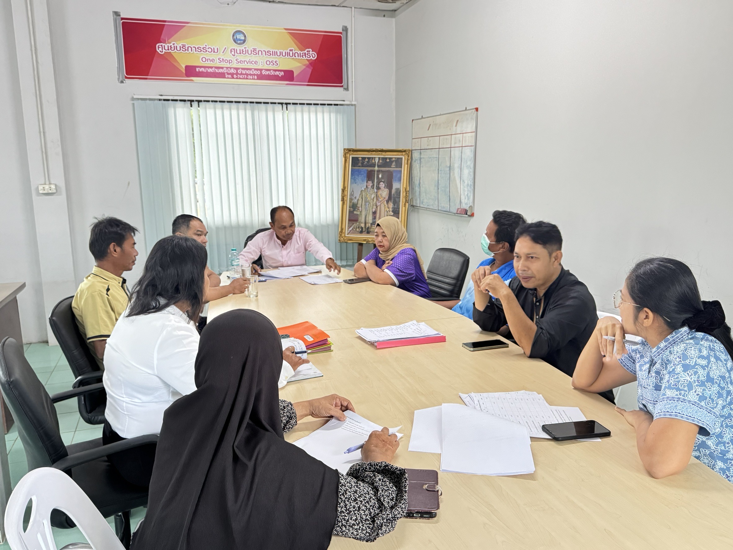 เทศบาลตำบลเจ๊ะบิลังประชุมหารือพิจารณางบประมาณรายรับและรายจ่ายขององค์กร
วันที่ 20 มิถุนายน 2568  นายยาหยา หลังจิ นายกเทศมนตรีตำบลเจ๊ะบิลัง มอบหมายนายอับดลรอเชด รอเหมมันรองนายกเทศมนตรีตำบลเจ๊ะบิลัง เป็นประธานการประชุมประชุมหารือพิจารณางบประมาณรายรับและรายจ่ายขององค์กร เพื่อจัดสรรทรัพยากรทางการเงินให้สอดคล้องกับเป้าหมายและแผนงานที่วางไว้ พร้อมกำหนดการแต่งกาย และวันพัฒนาประจำสัปดาห์ 
 โดยมี คณะผู้บริหาร สมาชิกสภาเทศบาลฯ หัวหน้าส่วนราชการ พนักงานที่เกี่ยวข้อง เข้าร่วมประชุมดังกล่าว ณ ห้องประชุมอาคารสำนักงานเทศบาลตำบลเจ๊ะบิลัง (อาคารชั่วคราว)