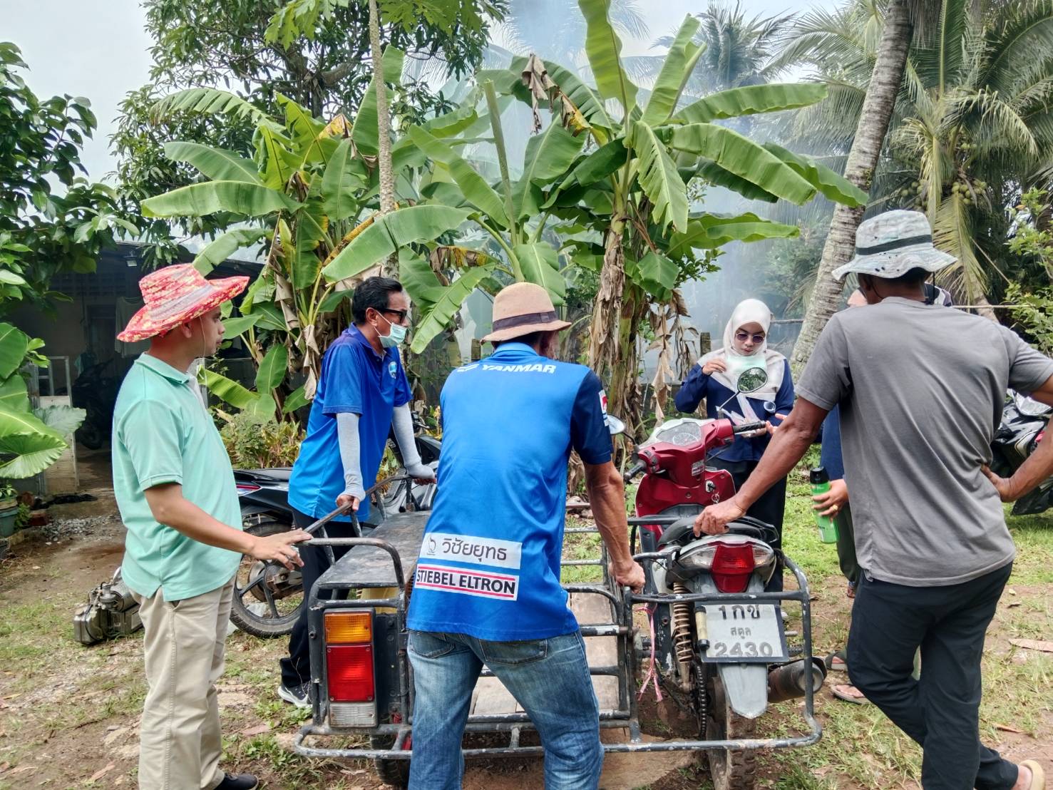 กองสาธารณสุขและสิ่งแวดล้อม ลงพื้นที่ ฉีดพ่นหมอกควันในบ้านผู้ป่วยและบ้านข้างเคียง เพื่อป้องกันการแพร่ระบาดของโรคไข้เลือดออก