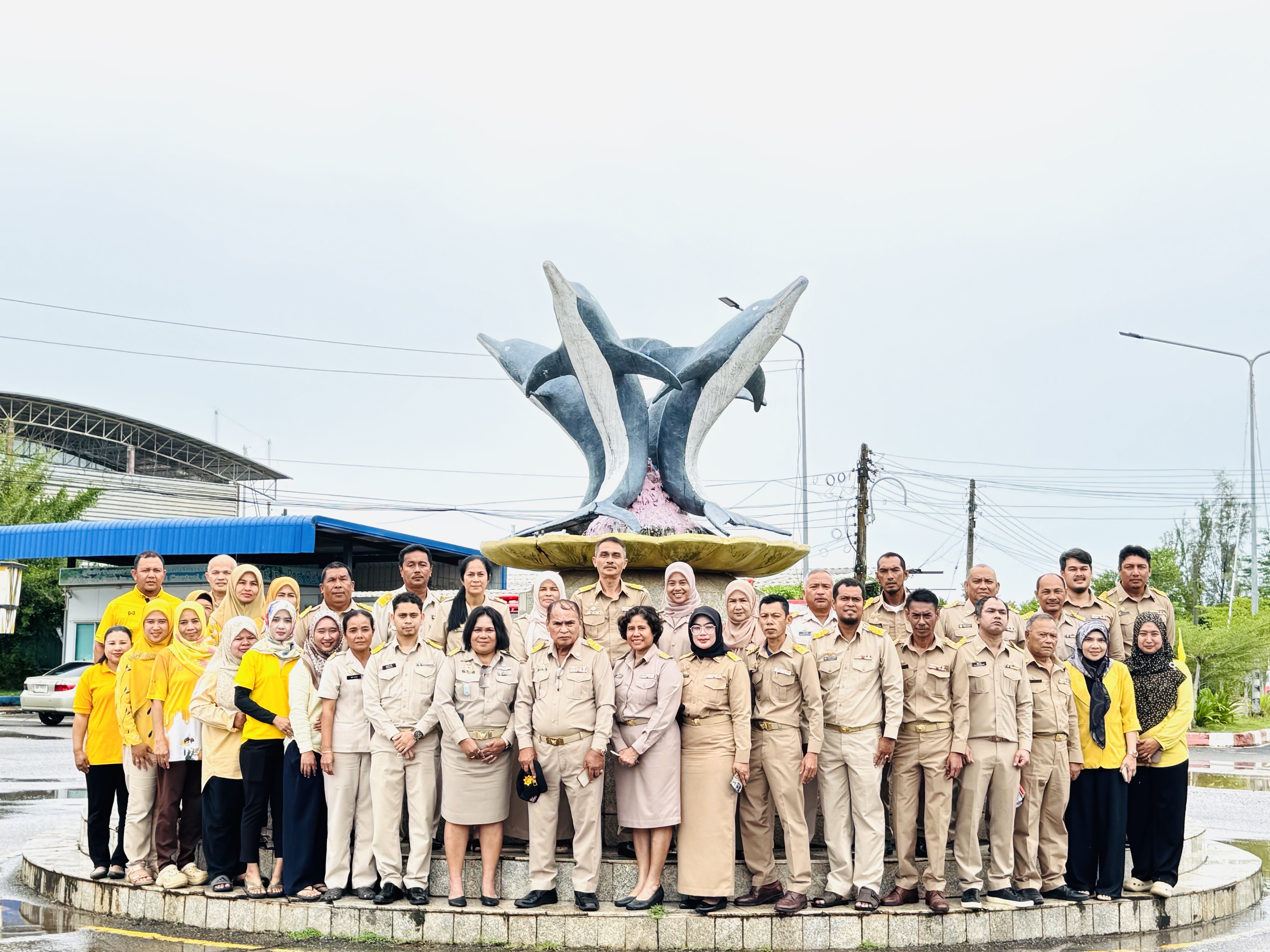 เทศบาลตำบลเจ๊ะบิลัง จัดกิจกรรมเนื่องใน "วันพระราชทานธงชาติไทย (Thai National Flag Day) ประจำปี 2568
                    29 กันยายน 2568 เวลา 08.00 น. ที่บริเวณหน้าอาคารสำนักงานเทศบาลตำบลเจ๊ะบิลัง(ชั่วคราว) นายยาหยา หลังจิ นายกเทศมนตรีตำบลเจ๊ะบิลัง พร้อมด้วย คณะผู้บริหาร สมาชิกสภาเทศบาล นำหัวหน้าส่วนราชการ พนักงานเทศบาลตำบลเจ๊ะบิลัง จัดกิจกรรมเนื่องใน "วันพระราชทานธงชาติไทย" 28 กันยายน (Thai National Flag Day) ประจำปี 2568
                    นายยาหยา หลังจิ นายกเทศมนตรีตำบลเจ๊ะบิลัง กล่าวว่า ด้วยกระทรวงมหาดไทย แจ้งว่าคณะรัฐมนตรีได้มีมติเมื่อวันที่ 20 กันยายน 2559 เห็นชอบกำหนดให้วันที่ 28 กันยายนของทุกปี เป็นวันพระราชทานธงชาติไทย (Thai National Flag Day) รวมทั้งกำหนดให้มีการชักและประดับธงชาติในวันดังกล่าว เพื่อเป็นการสร้างความภาคภูมิใจของคนในชาติและเป็นการน้อมรำลึกในพระมหากรุณาธิคุณพระบาทสมเด็จพระมงกุฎเกล้าเจ้าอยู่หัว ที่ทรงพระราชทานธงไตรรงค์เป็นธงชาติไทย
                    โดยในปีนี้ วันที่ 28 กันยายน 2568 ตรงกับวันอาทิตย์ ซึ่งเป็นวันหยุดราชการ เทศบาลตำบลเจ๊ะบิลัง จึงได้กำหนดจัดกิจกรรมเคารพธงชาติและร้องเพลงชาติไทย ในวันจันทร์ ที่ 29 กันยายน เวลา 08.00 น. ณ บริเวณหน้าสำนักงานเทศบาลตำบลเจ๊ะบิลัง(ชั่วคราว) พร้อมถ่ายภาพร่วมพร้อมเพรียงกัน