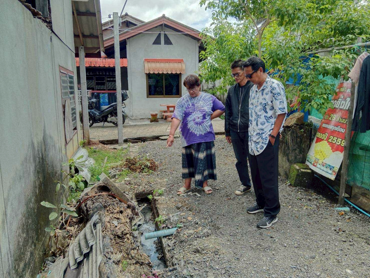 กองสาธารณสุขและสิ่งแวดล้อม ลงพื้นที่ร่วมกับกองช่าง ตรวจสอบตามแบบคำร้องทั่วไป เรื่องคูระบายน้ำอุดตัน ชุมชนบนควน