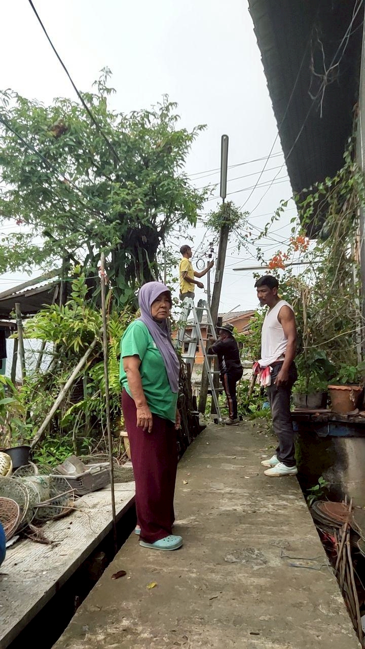 กองช่าง ทต.เจ๊ะบิลัง ลงพื้นที่ติดตั้งชุดโคมไฟ เพิ่มแสงสว่างใหม่ ชุมชนประมง
