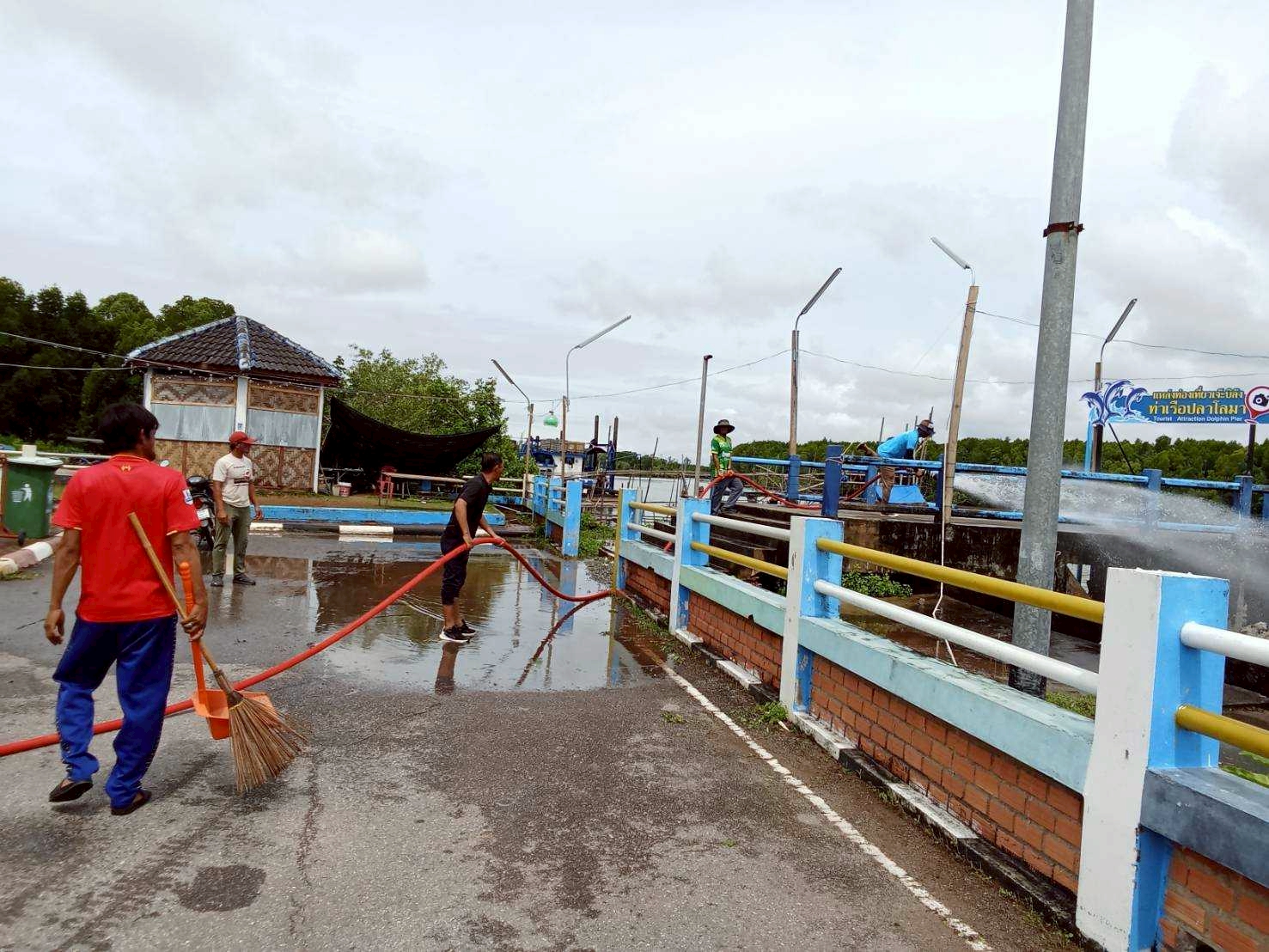 กองช่าง ทต.เจ๊ะบิลัง ลงพื้นที่ซ่อมแซมถนนชำรุด สายชุมชนหลังโรงเรียน