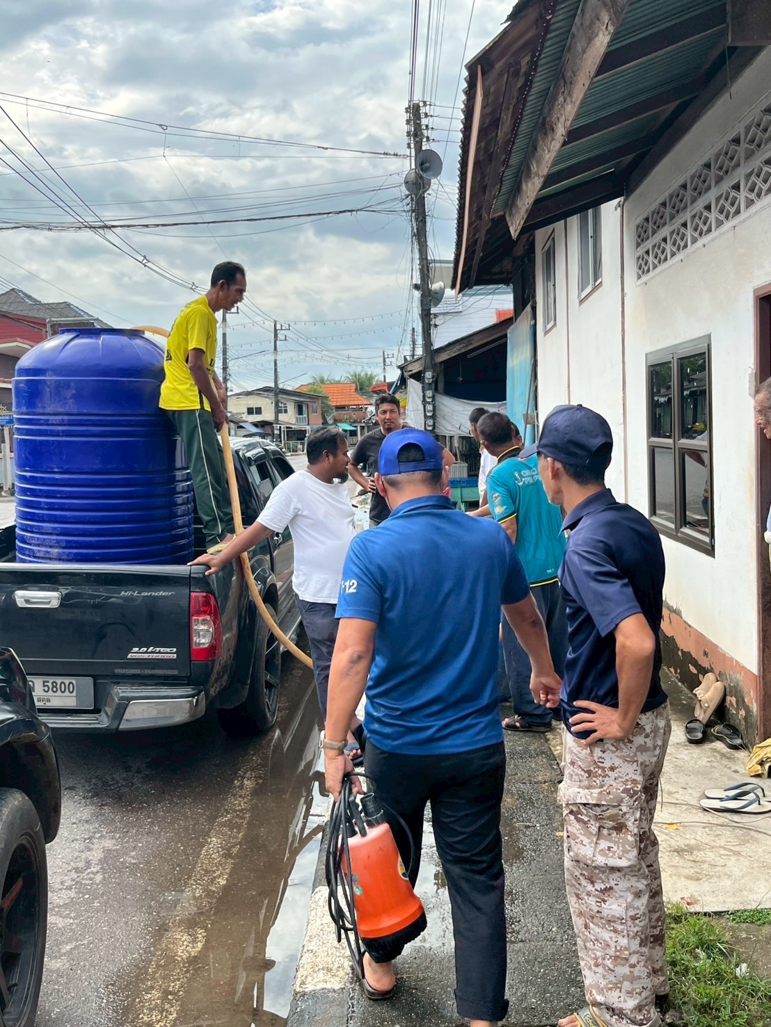 ผู้บริหารเทศบาลตำบลเจ๊ะบิลังสั่งการ เร่งส่งน้ำอุปโภคช่วยเหลือประชาชน