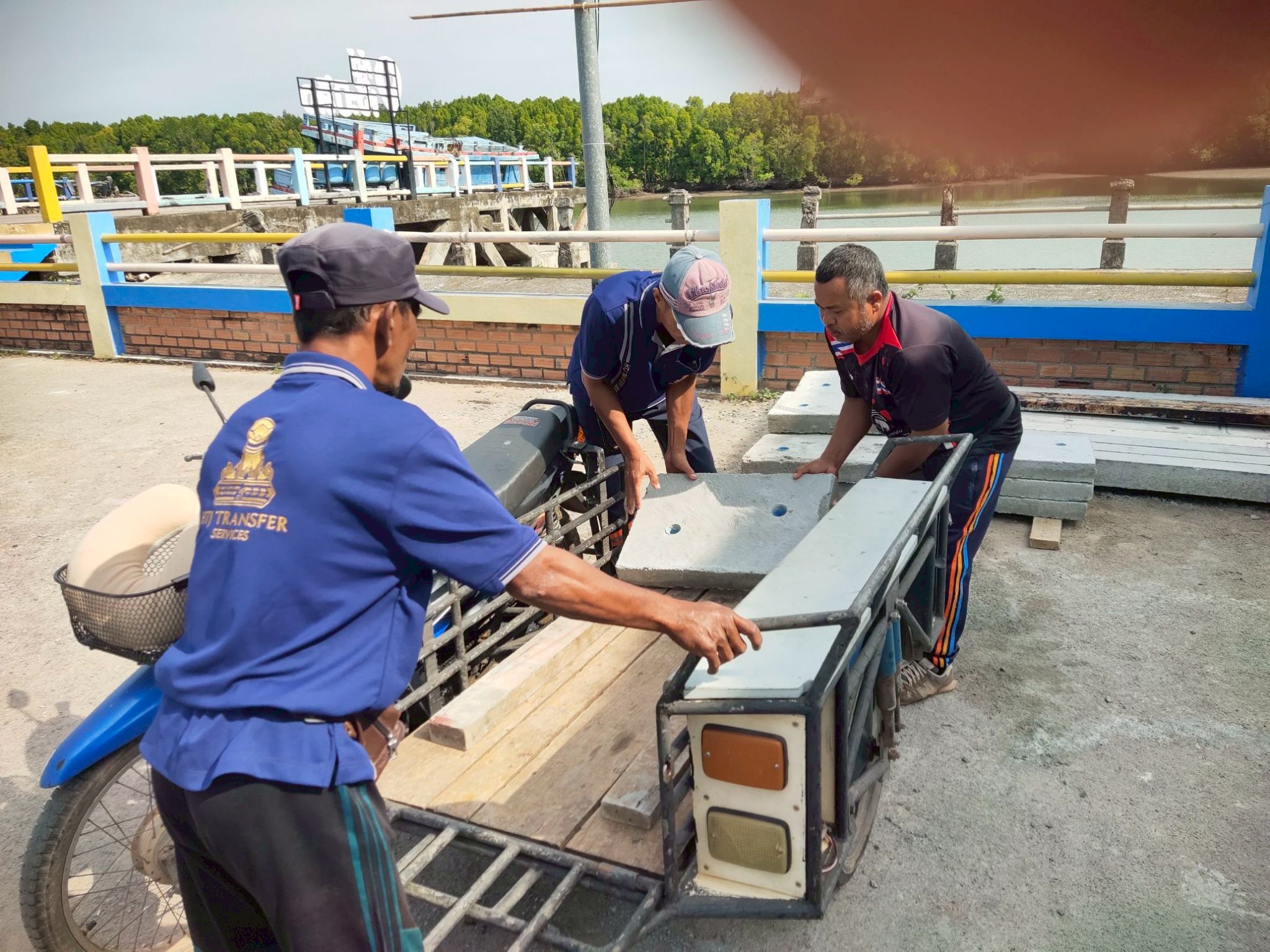 กองช่าง ทต.เจ๊ะบิลัง ติดตั้งฝาคูระบายน้ำ ชุมชนบ้านใหม่ สายทางไปกุโบร์เพื่อความปลอดภัยของประชาชนในชุมชน