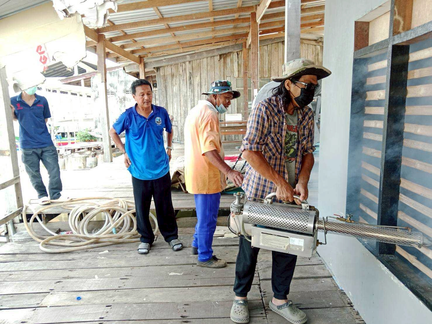 กองสาธารณสุขและสิ่งแวดล้อม ได้รับการประสานจาก รพ.สต.เจ๊ะบิลัง ตามใบสอบสวนโรคไข้เลือดออก