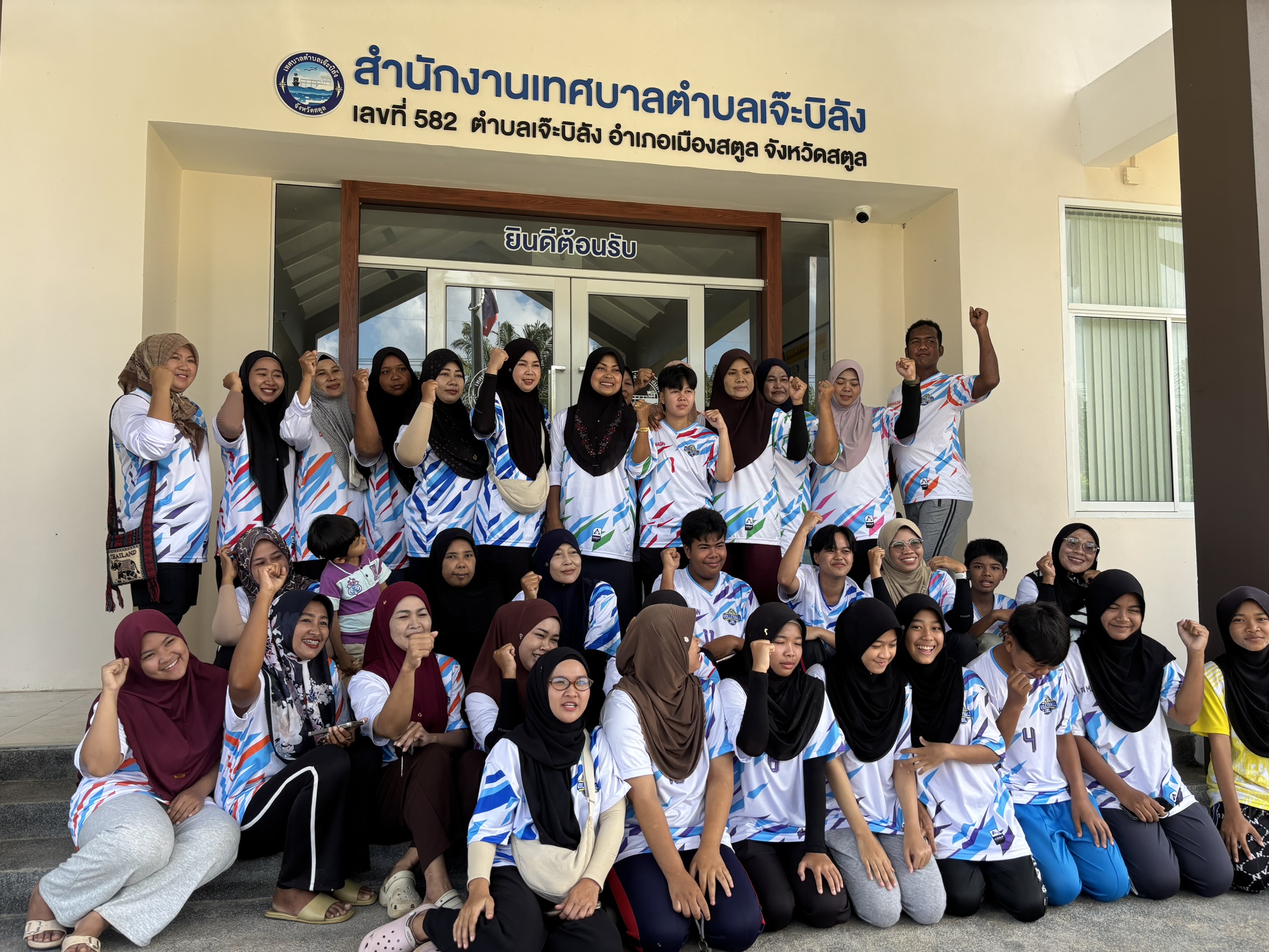 #ชมรมวอลเลย์บอลเจ๊ะบิลัง #กองทุนหลักประกันสุขภาพ #เทศบาลตำบลเจ๊ะบิลัง
เมื่อวันเสาร์ที่ 13 มิถุนายน 2569 เวลา 09.00 น. นายยาหยา หลังจิ 
นายกเทศมนตรีตำบลเจ๊ะบิลัง มอบหมายให้ นายรอสลี ยาหวัง เลขานายกฯ 
เป็นประธานพิธีเปิด #โครงการออกกำลังกายเพื่อสุขภาพวัยทำงาน #ชมรมวอลเลย์บอลเจ๊ะบิลัง ปีงบประมาณ 2569 ภายใต้การสนับสนุนงบประมาณ โดยกองทุนหลักประกันสุขภาพแห่งชาติเทศบาลตำบลเจ๊ะบิลัง (สปสช.)
#กองสาธารณสุขฯ #สปสช.
#เทศบาลตำบลเจ๊ะบิลัง