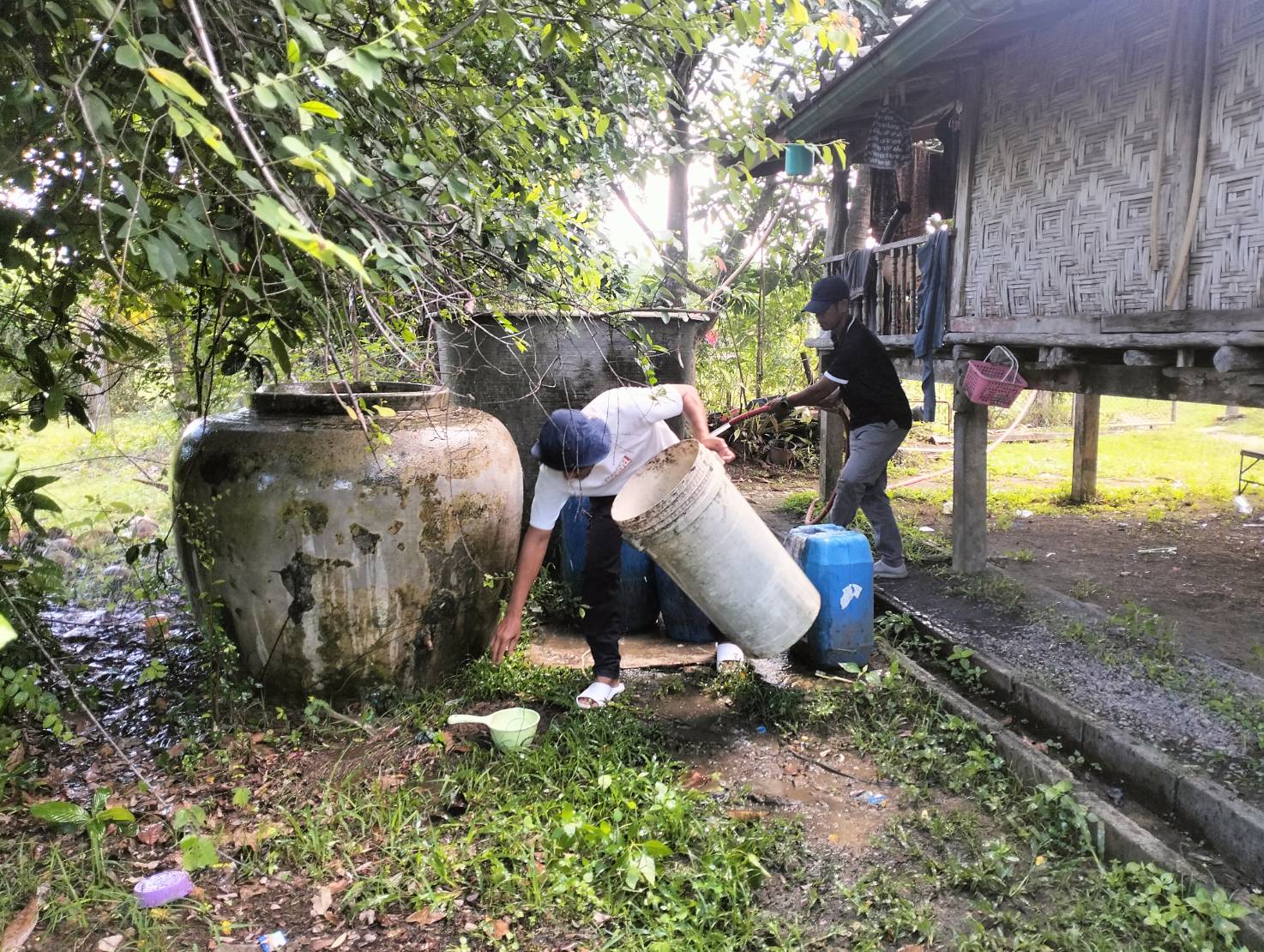 #งานป้องกันฯ #ลงพื้นที่ส่งน้ำอุปโภคในเขตพื้นที่เทศบาลตําบลเจ๊ะบิลัง
วันจันทร์ที่ 15 มิถุนายน 2569 นายยาหยา หลังจิ นายกเทศมนตรีตําบลเจ๊ะบิลัง มอบหมายให้เจ้าหน้าที่งานป้องกันฯ  #ลงพื้นที่ส่งน้ำอุปโภคบริโภคให้กับประชาชนในเขตพื้นที่เทศบาลตําบลเจ๊ะบิลัง #เพื่อช่วยเหลือพี่น้องประชาชน
✅ส่งน้ำให้กับผู้แจ้งคำร้องขอใช้น้ำ #ชุมชนบ้านนาในเขตเทศบาลตำบลตําบลเจ๊ะบิลัง🚒💦
.
📌 ประชาชนสามารถกรอกแบบคำร้องขอน้ำ และยื่นคำร้องด้วยตนเองได้ที่ งานป้องกันและบรรเทาสาธารณภัย  เทศบาลตำบลเจ๊ะบิลัง
☎️ สอบถามข้อมูลเพิ่มเติม 07-4772-618
ติดต่อ งานป้องกันและบรรเทาสาธารณภัย🚒💦
#งานป้องกันและบรรเทาสาธารณภัย #สำนักปลัดเทศบาลฯ
#เทศบาลตำบลเจ๊ะบิลัง