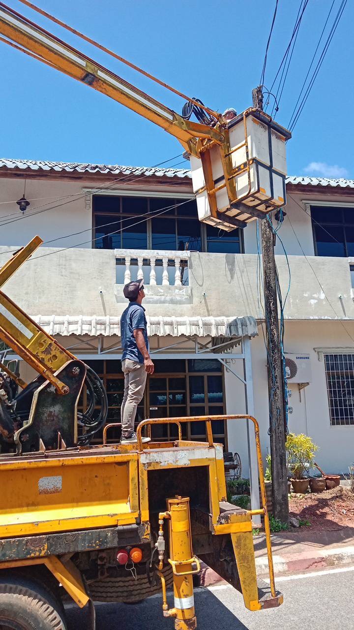 กองช่างลงพื้นที่แก้ไขปัญหาเรื่องสายไฟหย่อนยาน ในเขตเทศบาลตำบลเจ๊ะบิลัง