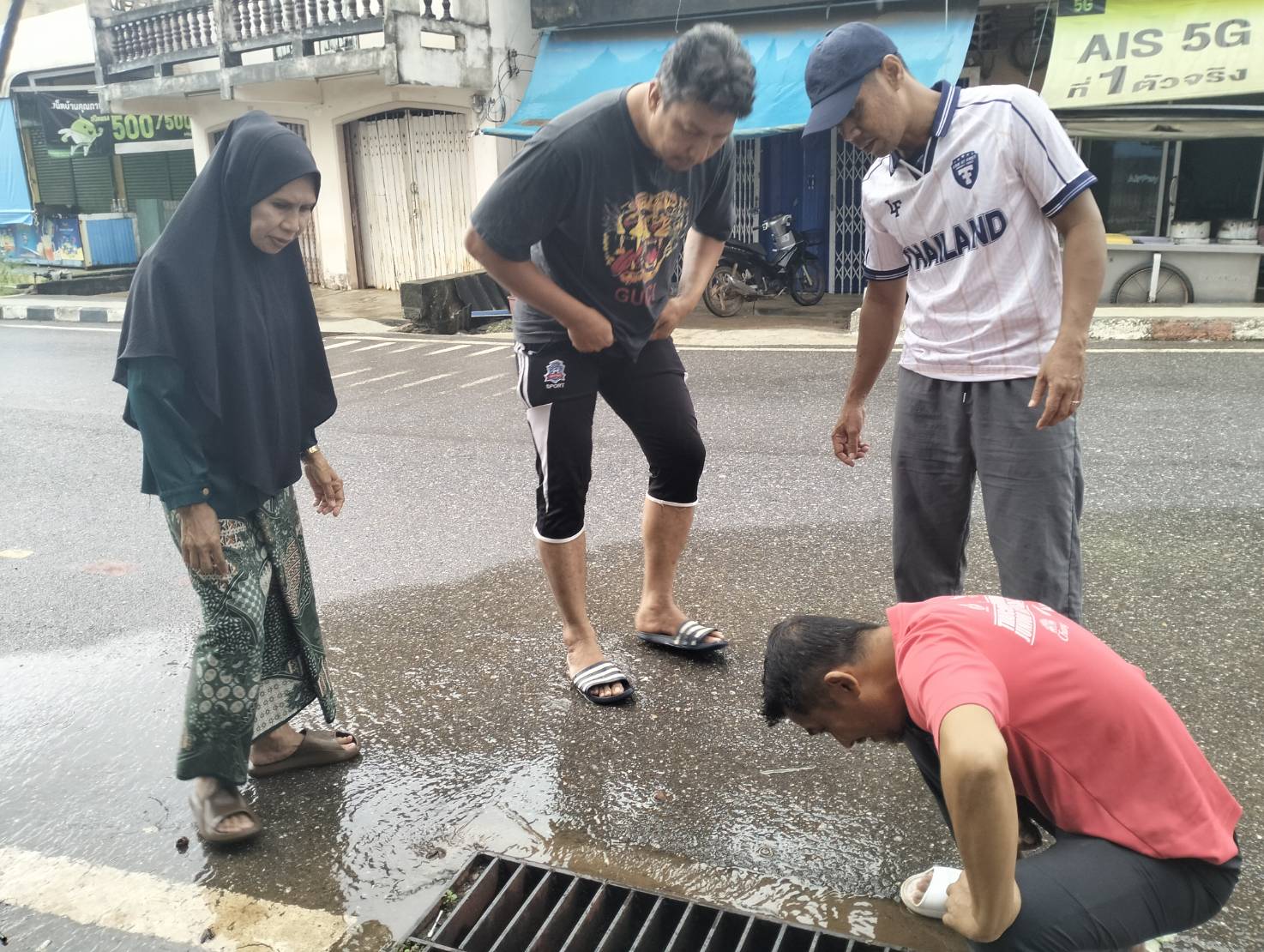 🧹 ลงพื้นที่ฉีดล้างทำความสะอาดคูระบายน้ำชุมชนใต้ควน และล้างทำความสะอาดบ่อหลวง