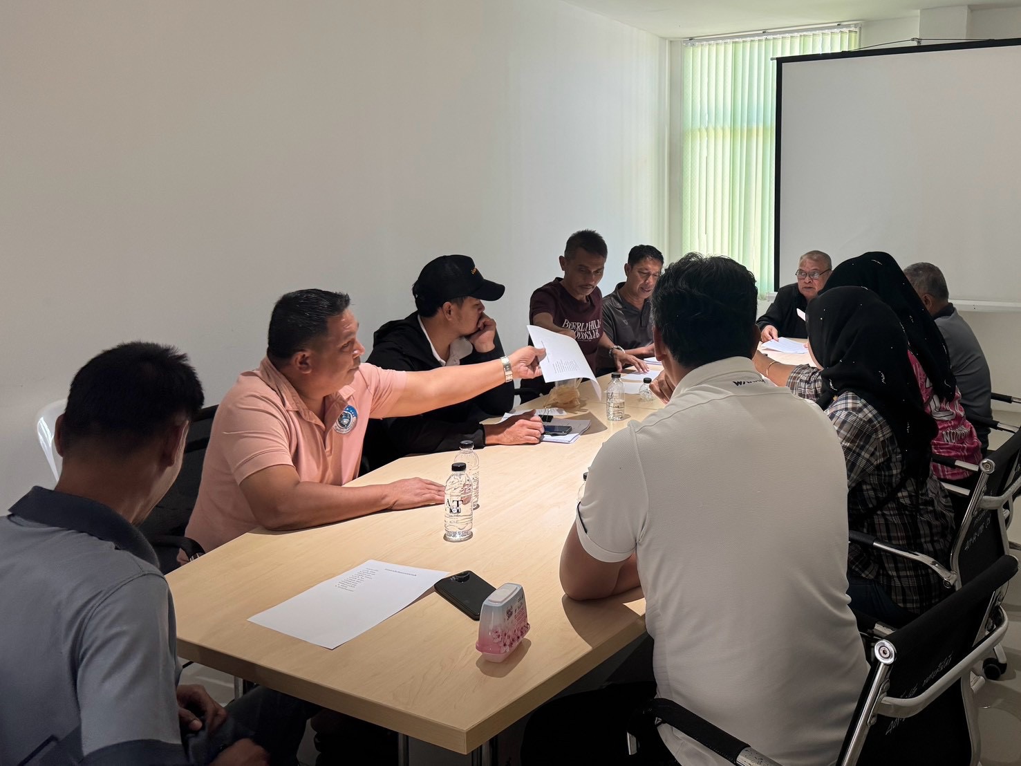 เทศบาลตำบลเจ๊ะบิลัง จัดการประชุมเพื่อพิจารณากลั่นกรองร่างเทศบัญญัติ เพื่อเตรียมความพร้อมในการเสนอต่อสภาเทศบาลตำบลเจ๊ะบิลัง