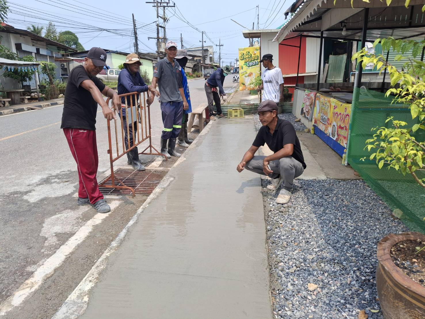 กองช่างลงพื้นที่ซ่อมแซมฟุตบาทชุมชนบ่อหลวง