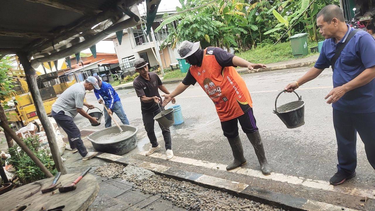 🔧 กองช่างลงพื้นที่ดำเนินการแก้ไขขอบทางเท้าที่ชำรุด 🛠️